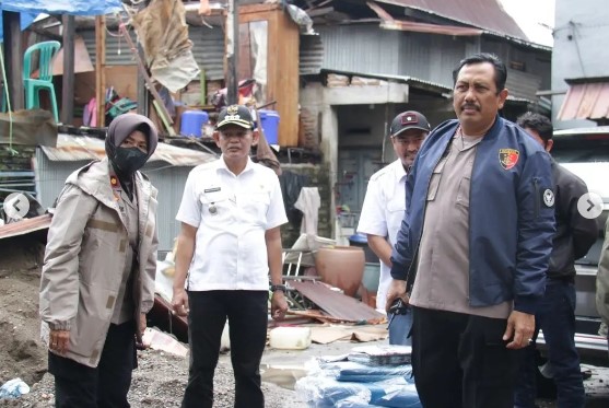 Camat Ujung Tanah Bersama Wakapolres Pelabuhan dan Kapolsek Kunjungi Korban Angin Puting Beliung